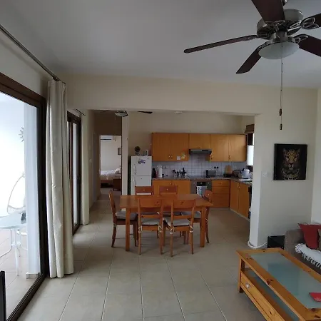 Othello With Pool, Balcony, Rooftop Hot Tub & 800 M Walk To Sandy Apartamento Pafos