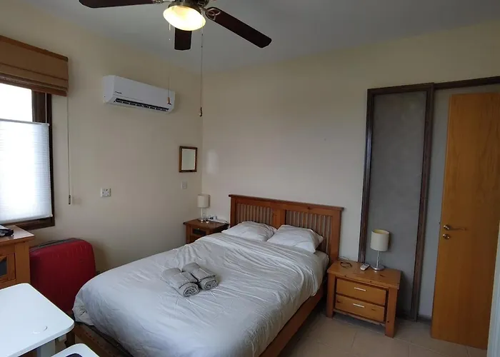 Othello With Pool, Balcony, Rooftop Hot Tub & 800 M Walk To Sandy Paphos