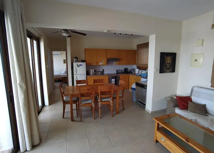 Othello With Pool, Balcony, Rooftop Hot Tub & 800 M Walk To Sandy * Paphos