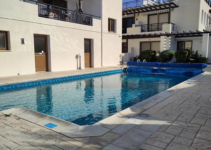 Othello With Pool, Balcony, Rooftop Hot Tub & 800 M Walk To Sandy * Paphos