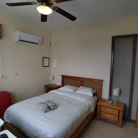 Othello With Pool, Balcony, Rooftop Hot Tub & 800 M Walk To Sandy Paphos