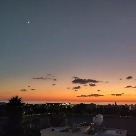 Othello With Pool, Balcony, Rooftop Hot Tub & 800 M Walk To Sandy Paphos