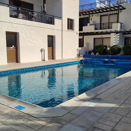 Othello With Pool, Balcony, Rooftop Hot Tub & 800 M Walk To Sandy * Paphos