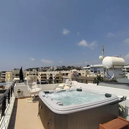 Othello With Pool, Balcony, Rooftop Hot Tub & 800 M Walk To Sandy * Paphos