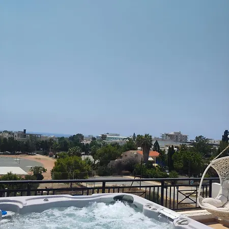Othello With Pool, Balcony, Rooftop Hot Tub & 800 M Walk To Sandy Paphos