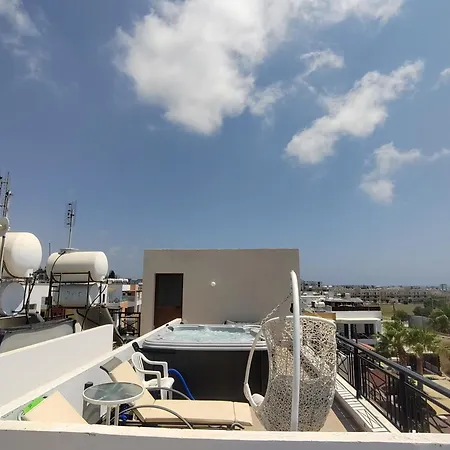 Othello With Pool, Balcony, Rooftop Hot Tub & 800 M Walk To Sandy Paphos
