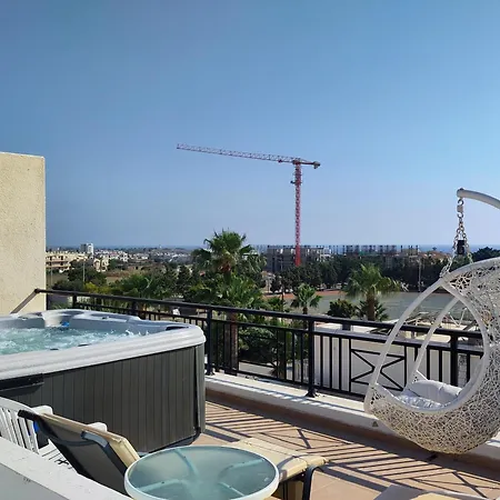 Othello With Pool, Balcony, Rooftop Hot Tub & 800 M Walk To Sandy Paphos